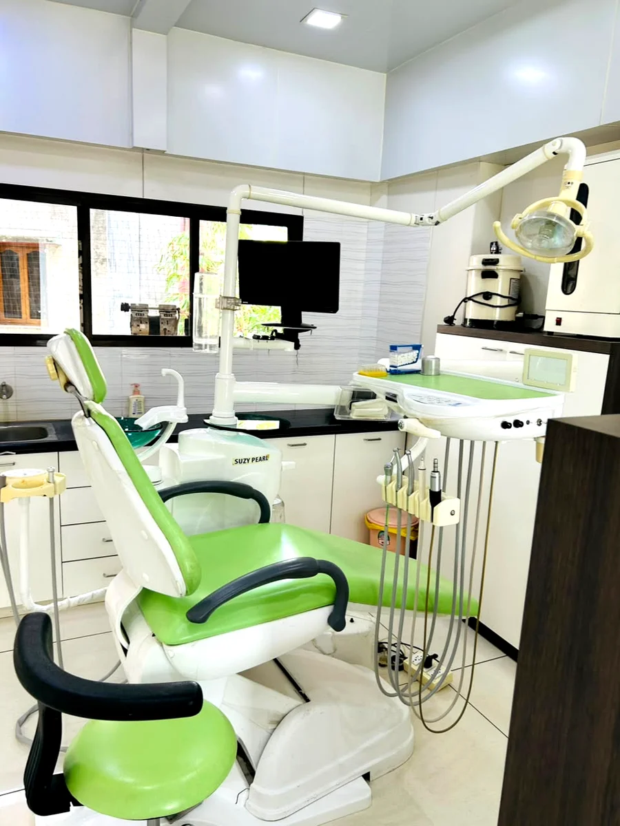 Dr Nirav Dental World Akota clinic green operatory treatment chair